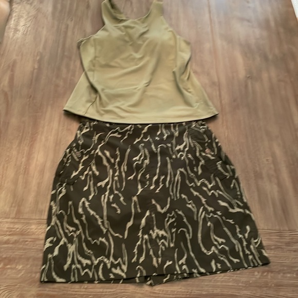 Athleta eucalyptus olive support tank top. Excellent condition.  size medium. - Picture 7 of 8